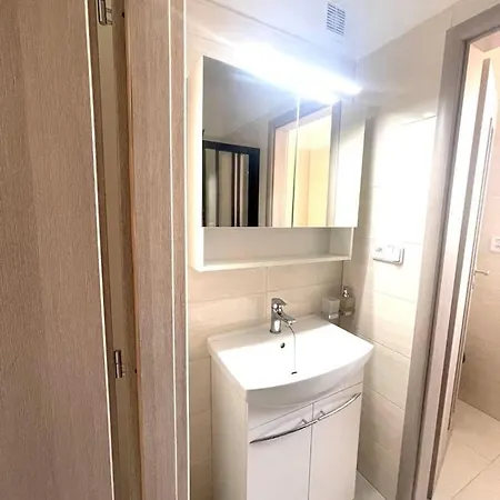 아파트 Modern And Cozy Flat, 10 Min By Tram From Centre